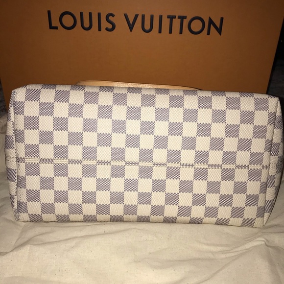 Louis Vuitton Iéna MM - Picture 2 of 5